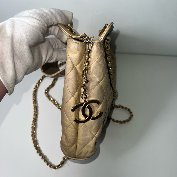 Chanel CC Vintage Beige Quilted Matelasse Charm Chain Link Shoulder Bag Tote - Picture 7 of 14
